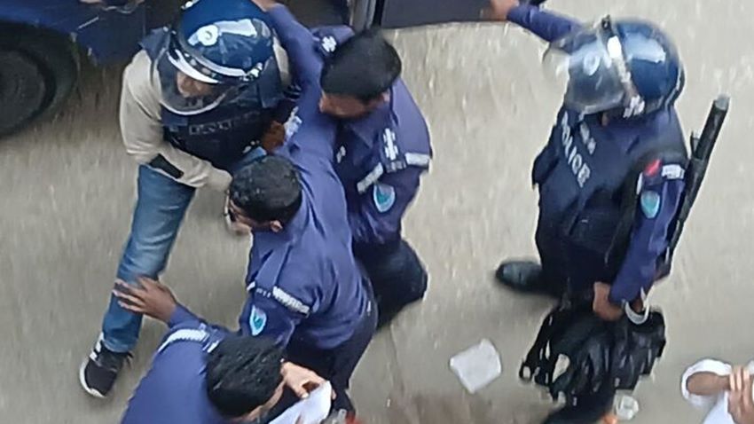 ব্যারিস্টার সুমনের ওপর পচা ডিম নিক্ষেপ!